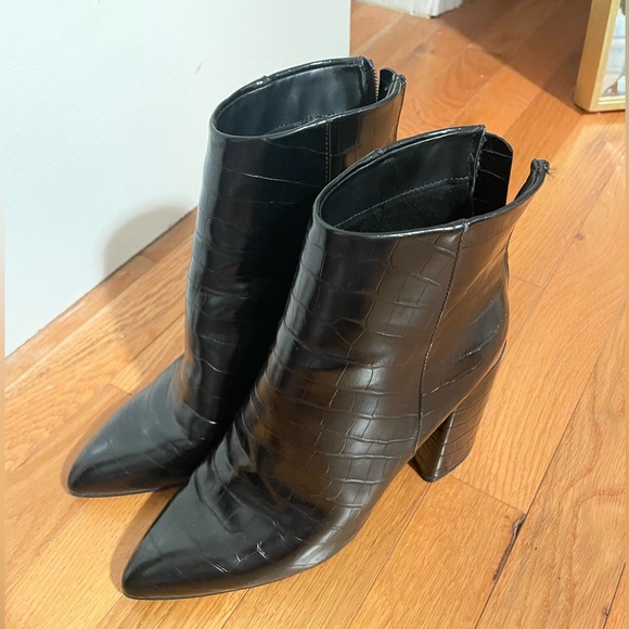 NEW Steve Madden black faux alligator skin boots. Size 8.5. Never worn! - Picture 3 of 3